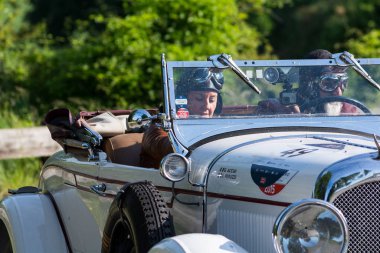 Pesaro Colle San Bartolo, İtalya - 17 Mayıs 2018: Chrysler 72 De Luxe Roadster 1928 Mille Miglia 2018 rallisinde eski bir yarış arabası üzerinde ünlü İtalyan tarihi yarışı (1927-1957))