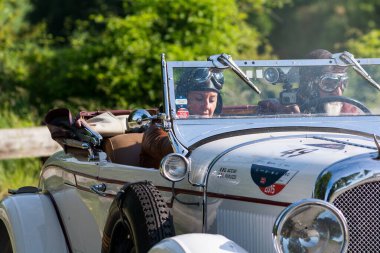 Pesaro Colle San Bartolo, İtalya - 17 Mayıs 2018: Chrysler 72 De Luxe Roadster 1928 Mille Miglia 2018 rallisinde eski bir yarış arabası üzerinde ünlü İtalyan tarihi yarışı (1927-1957))