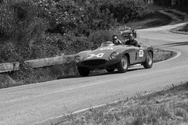 Pesaro Colle San Bartolo, İtalya - 17 Mayıs 2018: Ferrari 500 Mondial Spider Scaglietti 1954 Mille Miglia 2018 rallisinde eski bir yarış arabası üzerinde ünlü İtalyan tarihi yarışı (1927-1957))