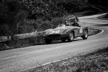 Pesaro Colle San Bartolo, İtalya - 17 Mayıs 2018: Ferrari 500 Mondial Spider Scaglietti 1954 Mille Miglia 2018 rallisinde eski bir yarış arabası üzerinde ünlü İtalyan tarihi yarışı (1927-1957))