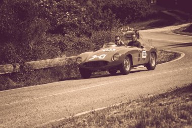 Pesaro Colle San Bartolo, İtalya - 17 Mayıs 2018: Ferrari 500 Mondial Spider Scaglietti 1954 Mille Miglia 2018 rallisinde eski bir yarış arabası üzerinde ünlü İtalyan tarihi yarışı (1927-1957))