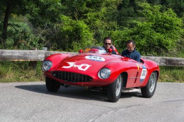 Pesaro Colle San Bartolo, İtalya - 17 Mayıs 2018: Ferrari 500 Mondial Spider Scaglietti 1954 Mille Miglia 2018 rallisinde eski bir yarış arabası üzerinde ünlü İtalyan tarihi yarışı (1927-1957))