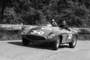 Pesaro Colle San Bartolo, İtalya - 17 Mayıs 2018: Ferrari 500 Mondial Spider Scaglietti 1954 Mille Miglia 2018 rallisinde eski bir yarış arabası üzerinde ünlü İtalyan tarihi yarışı (1927-1957))