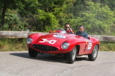 Pesaro Colle San Bartolo, İtalya - 17 Mayıs 2018: Ferrari 500 Mondial Spider Scaglietti 1954 Mille Miglia 2018 rallisinde eski bir yarış arabası üzerinde ünlü İtalyan tarihi yarışı (1927-1957))