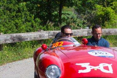 Pesaro Colle San Bartolo, İtalya - 17 Mayıs 2018: Ferrari 500 Mondial Spider Scaglietti 1954 Mille Miglia 2018 rallisinde eski bir yarış arabası üzerinde ünlü İtalyan tarihi yarışı (1927-1957))