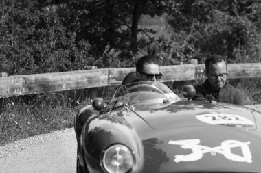 Pesaro Colle San Bartolo, İtalya - 17 Mayıs 2018: Ferrari 500 Mondial Spider Scaglietti 1954 Mille Miglia 2018 rallisinde eski bir yarış arabası üzerinde ünlü İtalyan tarihi yarışı (1927-1957))