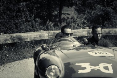 Pesaro Colle San Bartolo, İtalya - 17 Mayıs 2018: Ferrari 500 Mondial Spider Scaglietti 1954 Mille Miglia 2018 rallisinde eski bir yarış arabası üzerinde ünlü İtalyan tarihi yarışı (1927-1957))