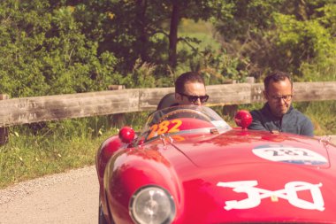 Pesaro Colle San Bartolo, İtalya - 17 Mayıs 2018: Ferrari 500 Mondial Spider Scaglietti 1954 Mille Miglia 2018 rallisinde eski bir yarış arabası üzerinde ünlü İtalyan tarihi yarışı (1927-1957))