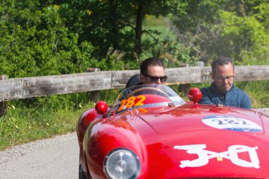 Pesaro Colle San Bartolo, İtalya - 17 Mayıs 2018: Ferrari 500 Mondial Spider Scaglietti 1954 Mille Miglia 2018 rallisinde eski bir yarış arabası üzerinde ünlü İtalyan tarihi yarışı (1927-1957))