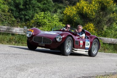 Pesaro Colle San Bartolo, İtalya - Mayıs 17-2018: Maserati A6gcs Fiandri 1954 tarihinde eski bir yarış araba ralli Mille Miglia 2018 ünlü İtalyan tarihi Formula (1927-1957)