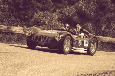 Pesaro Colle San Bartolo, İtalya - Mayıs 17-2018: Maserati A6gcs Fiandri 1954 tarihinde eski bir yarış araba ralli Mille Miglia 2018 ünlü İtalyan tarihi Formula (1927-1957)