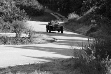 Pesaro Colle San Bartolo, İtalya - Mayıs 17-2018: Fiat 525 Ss 1930 tarihinde eski bir yarış araba ralli Mille Miglia 2018 ünlü İtalyan tarihi Formula (1927-1957)
