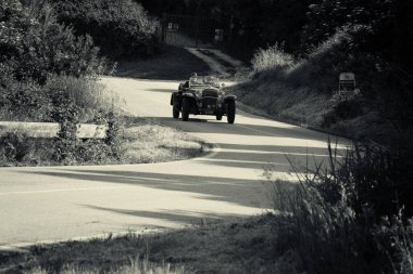 Pesaro Colle San Bartolo, İtalya - Mayıs 17-2018: Fiat 525 Ss 1930 tarihinde eski bir yarış araba ralli Mille Miglia 2018 ünlü İtalyan tarihi Formula (1927-1957)