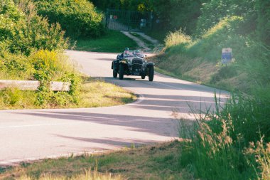 Pesaro Colle San Bartolo, İtalya - Mayıs 17-2018: Fiat 525 Ss 1930 tarihinde eski bir yarış araba ralli Mille Miglia 2018 ünlü İtalyan tarihi Formula (1927-1957)