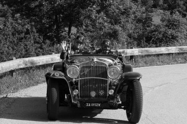 Pesaro Colle San Bartolo, İtalya - Mayıs 17-2018: Fiat 525 Ss 1930 tarihinde eski bir yarış araba ralli Mille Miglia 2018 ünlü İtalyan tarihi Formula (1927-1957)