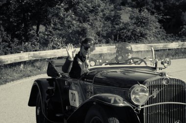 Pesaro Colle San Bartolo, İtalya - Mayıs 17-2018: Fiat 525 Ss 1930 tarihinde eski bir yarış araba ralli Mille Miglia 2018 ünlü İtalyan tarihi Formula (1927-1957)