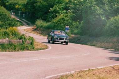 Pesaro Colle San Bartolo, İtalya - 17 Mayıs 2018: Ferrari 250 Gt Boano 1956 Mille Miglia 2018 rallisinde eski bir yarış arabası üzerinde ünlü İtalyan tarihi yarışı (1927-1957))