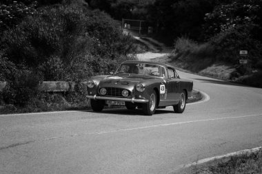 Pesaro Colle San Bartolo, İtalya - 17 Mayıs 2018: Ferrari 250 Gt Boano 1956 Mille Miglia 2018 rallisinde eski bir yarış arabası üzerinde ünlü İtalyan tarihi yarışı (1927-1957))
