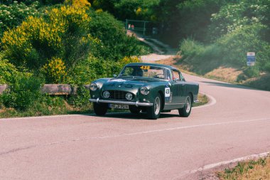 Pesaro Colle San Bartolo, İtalya - 17 Mayıs 2018: Ferrari 250 Gt Boano 1956 Mille Miglia 2018 rallisinde eski bir yarış arabası üzerinde ünlü İtalyan tarihi yarışı (1927-1957))