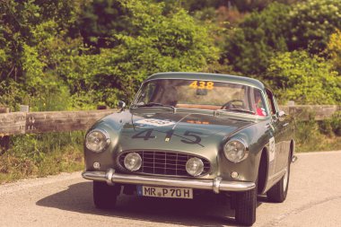 Pesaro Colle San Bartolo, İtalya - 17 Mayıs 2018: Ferrari 250 Gt Boano 1956 Mille Miglia 2018 rallisinde eski bir yarış arabası üzerinde ünlü İtalyan tarihi yarışı (1927-1957))