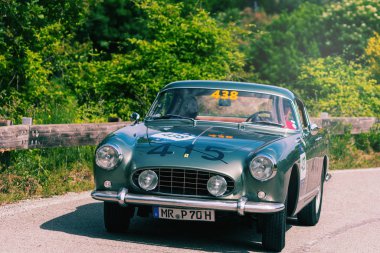 Pesaro Colle San Bartolo, İtalya - 17 Mayıs 2018: Ferrari 250 Gt Boano 1956 Mille Miglia 2018 rallisinde eski bir yarış arabası üzerinde ünlü İtalyan tarihi yarışı (1927-1957))