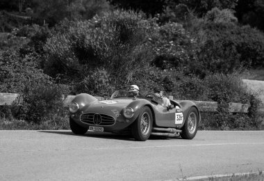 Pesaro Colle San Bartolo, İtalya - 17 Mayıs - 2018: Maserati A6gcs / 53 Fantuzzi 1954 Mille Miglia 2018 rallisinde eski yarış arabası ünlü İtalyan tarihi yarışı (1927-1957))