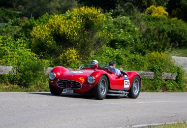 Pesaro Colle San Bartolo, İtalya - 17 Mayıs - 2018: Maserati A6gcs / 53 Fantuzzi 1954 Mille Miglia 2018 rallisinde eski yarış arabası ünlü İtalyan tarihi yarışı (1927-1957))