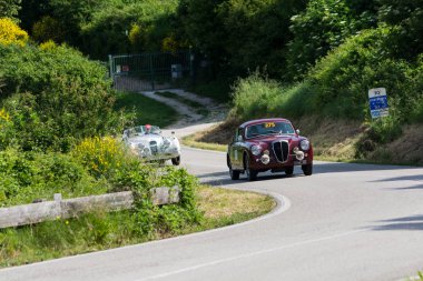 Pesaro Colle San Bartolo, İtalya - Mayıs 17-2018: Lancia Aurelia B 20 Gt 2500 1957 üzerinde eski bir yarış araba ralli Mille Miglia 2018 ünlü İtalyan tarihi Formula (1927-1957)