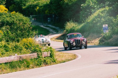 Pesaro Colle San Bartolo, İtalya - Mayıs 17-2018: Lancia Aurelia B 20 Gt 2500 1957 üzerinde eski bir yarış araba ralli Mille Miglia 2018 ünlü İtalyan tarihi Formula (1927-1957)
