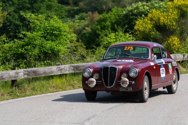 Pesaro Colle San Bartolo, İtalya - Mayıs 17-2018: Lancia Aurelia B 20 Gt 2500 1957 üzerinde eski bir yarış araba ralli Mille Miglia 2018 ünlü İtalyan tarihi Formula (1927-1957)