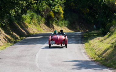 Pesaro Colle San Bartolo, İtalya - 17 Mayıs - 17 Mayıs 2018: B Fiat 508 S Balilla Sport Coppa Oro 1933 Mille Miglia 2018 rallisinde eski bir yarış arabası ile ünlü İtalyan tarihi yarışı (1927-1957))