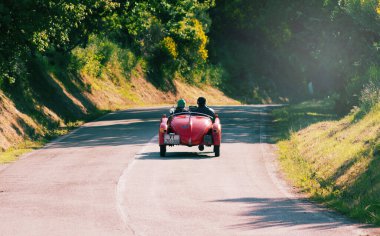 Pesaro Colle San Bartolo, İtalya - 17 Mayıs - 17 Mayıs 2018: B Fiat 508 S Balilla Sport Coppa Oro 1933 Mille Miglia 2018 rallisinde eski bir yarış arabası ile ünlü İtalyan tarihi yarışı (1927-1957))