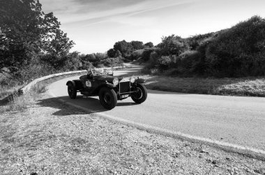 Pesaro Colle San Bartolo, İtalya - 17 Mayıs 2018: Lancia Lambda Vii Serie Casaro 1927: Mille Miglia 2018 rallisinde eski bir yarış arabası ile ünlü İtalyan tarihi yarışı (1927-1957) M
