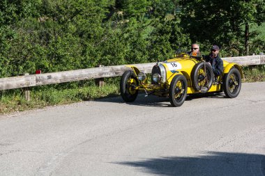Pesaro Colle San Bartolo, İtalya - Mayıs 17-2018: Bugatti T 35 A 1925 eski bir yarış araba ralli Mille Miglia 2018 ünlü İtalyan tarihi Formula (1927-1957)