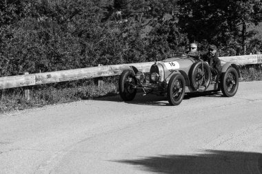Pesaro Colle San Bartolo, İtalya - Mayıs 17-2018: Bugatti T 35 A 1925 eski bir yarış araba ralli Mille Miglia 2018 ünlü İtalyan tarihi Formula (1927-1957)