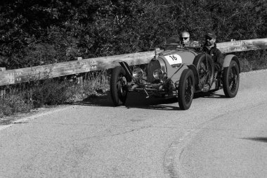 Pesaro Colle San Bartolo, İtalya - Mayıs 17-2018: Bugatti T 35 A 1925 eski bir yarış araba ralli Mille Miglia 2018 ünlü İtalyan tarihi Formula (1927-1957)