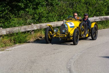 Pesaro Colle San Bartolo, İtalya - Mayıs 17-2018: Bugatti T 35 A 1925 eski bir yarış araba ralli Mille Miglia 2018 ünlü İtalyan tarihi Formula (1927-1957)