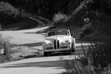 Pesaro Colle San Bartolo, İtalya - 17 Mayıs 2018: Bristol 400 Farina 1949 Mille Miglia 2018 rallisinde eski bir yarış arabası üzerinde ünlü İtalyan tarihi yarışı (1927-1957))