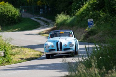 Pesaro Colle San Bartolo, İtalya - 17 Mayıs 2018: Bristol 400 Farina 1949 Mille Miglia 2018 rallisinde eski bir yarış arabası üzerinde ünlü İtalyan tarihi yarışı (1927-1957))