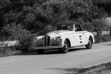 Pesaro Colle San Bartolo, İtalya - 17 Mayıs 2018: Bristol 400 Farina 1949 Mille Miglia 2018 rallisinde eski bir yarış arabası üzerinde ünlü İtalyan tarihi yarışı (1927-1957))