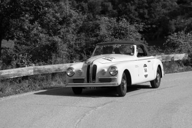 Pesaro Colle San Bartolo, İtalya - 17 Mayıs 2018: Bristol 400 Farina 1949 Mille Miglia 2018 rallisinde eski bir yarış arabası üzerinde ünlü İtalyan tarihi yarışı (1927-1957))