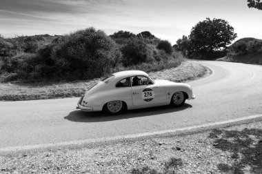 Pesaro Colle San Bartolo, İtalya - Mayıs 17-2018: Porsche 356 1500 süper 1953 tarihinde eski bir yarış araba ralli Mille Miglia 2018 ünlü İtalyan tarihi Formula (1927-1957)