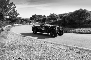 Pesaro Colle San Bartolo, İtalya - 17 Mayıs 2018: Fiat5201928 Mille Miglia 2018 rallisinde eski bir yarış arabası ile ünlü İtalyan tarihi yarışı (1927-1957))