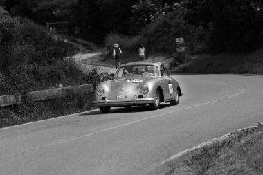 Pesaro Colle San Bartolo, İtalya - 17 Mayıs 2018: Porsche 356 A 1600 1956: Mille Miglia 2018 rallisinde eski bir yarış arabası üzerinde ünlü İtalyan tarihi yarışı (1927-1957))