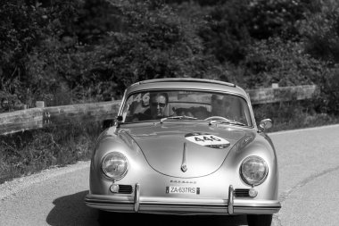 Pesaro Colle San Bartolo, İtalya - 17 Mayıs 2018: Porsche 356 A 1600 1956: Mille Miglia 2018 rallisinde eski bir yarış arabası üzerinde ünlü İtalyan tarihi yarışı (1927-1957))