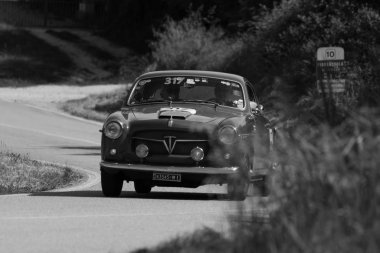 Pesaro Colle San Bartolo, İtalya - 17 Mayıs - 2018: Fiat 1100 / 103 Tv Pinin Farina 1954 Mille Miglia 2018 rallisinde eski bir yarış arabası üzerine ünlü İtalyan tarihi yarışı (1927-1957))