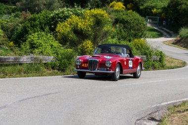Pesaro Colle San Bartolo, İtalya - 17 Mayıs 2018: Lancia Aurelia B24 Convertibile 1957 Mille Miglia 2018 rallisinde eski bir yarış arabası üzerinde ünlü İtalyan tarihi yarışı (1927-1957))