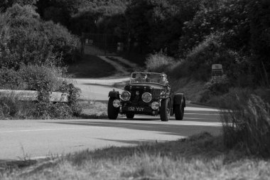 Pesaro Colle San Bartolo, İtalya - 17 Mayıs 2018: Healey Duncan Drone 1947 Mille Miglia 2018 rallisinde eski bir yarış arabası ile ünlü İtalyan tarihi yarışı (1927-1957))