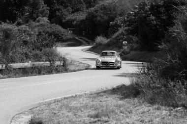 Pesaro Colle San Bartolo, İtalya - Mayıs 17-2018: Mercedes-Benz 300 Sl darbe (W198) eski bir yarış araba ralli Mille Miglia 2018 ünlü İtalyan tarihi Formula (1927-1957 tarihinde 1955)