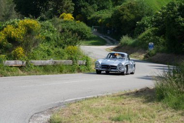 Pesaro Colle San Bartolo, İtalya - Mayıs 17-2018: Mercedes-Benz 300 Sl darbe (W198) eski bir yarış araba ralli Mille Miglia 2018 ünlü İtalyan tarihi Formula (1927-1957 tarihinde 1955)